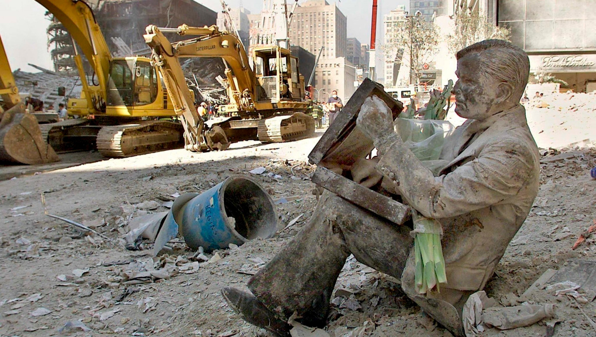 New York (United States), 13/09/2001.- A dust-covered bronze statue of a man with his briefcase rests in the rubble of the World Trade Center in New York, USA, 13 September 2001 (reissued 03 September 2021). On 11 September 2001, during a series of coordinated terror attacks using hijacked airplanes, two airplanes were flown into the World Trade Center's twin towers causing the collapse of both towers. A third plane targeted the Pentagon and a fourth plane heading towards Washington, DC ultimately crashed into a field. The 20th anniversary of the worst terrorist attack on US soil will be observed on 11 September 2021. (Atentado, Terrorista, Estados Unidos, Nueva York) EFE/EPA/BETH A. KEISER / POOL *** Local Caption *** 53010317