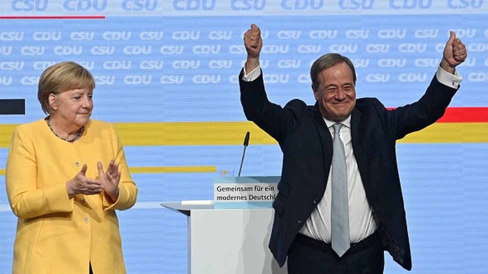 El líder de la CDU, Armin Laschet (derecha) es el sucesor favorito de Angela Merkel, pero su liderazgo ha sufrido varios reveses. (GETTY IMAGES)