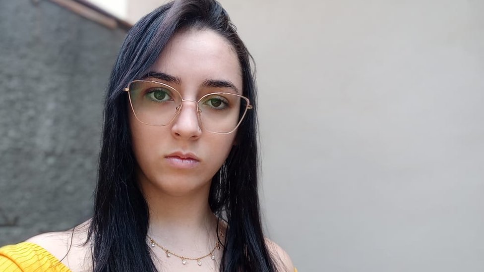 La joven brasileña que abandonó los estudios y cayó en depresión después de convertirse en un meme viral