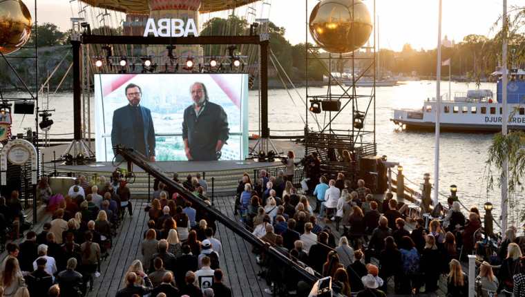 Los fanáticos de Abba se reunieron en Estocolmo para escuchar el anuncio del jueves.