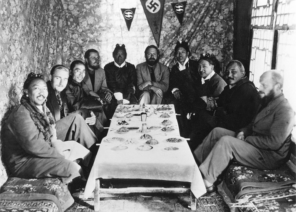 Bruno Beger, segundo a la izquierda, y otros en una reunión en Lhasa, Tíbet, en 1939. ullstein bild Dtl/Getty Images