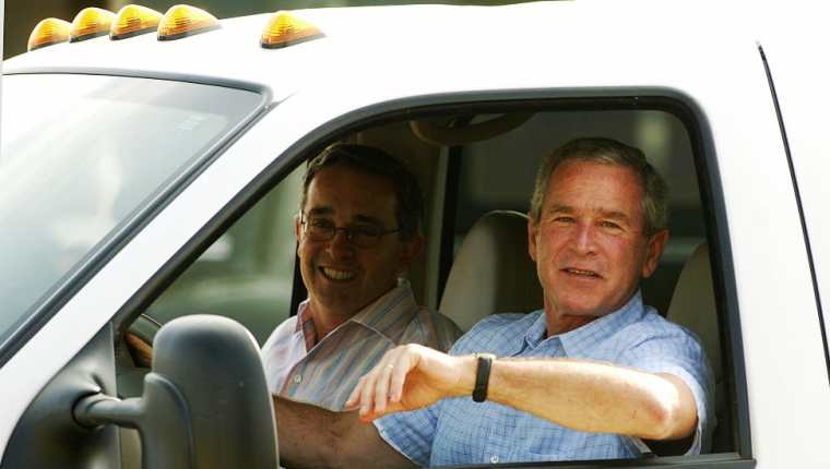Esta foto es un clásico de la relación bilateral.  Uribe y Bush en el President's Ranch en Texas.