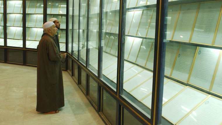 En esta foto de marzo de 2003 se puede ver el Corán de sangre expuesto en una vitrina en la mezquita llamada en ese entonces "Madre de todas las batallas".

Getty Images