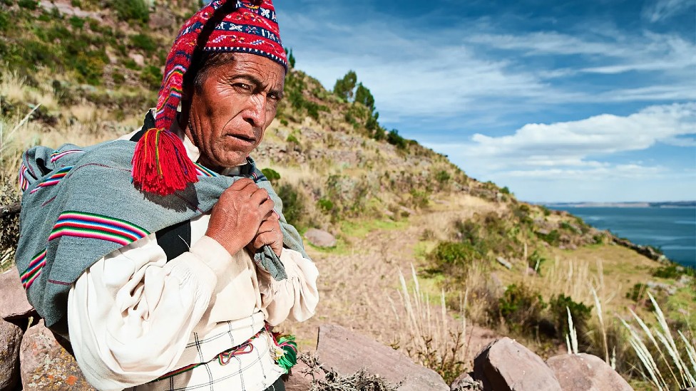 “Un hombre que no teje no es un hombre”: la isla peruana donde tejer es una demostración de hombría