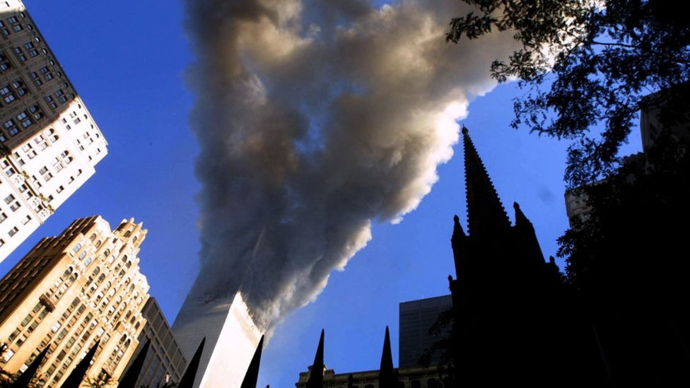 Atentados del 11 de septiembre: la historia detrás de la icónica imagen del hombre cayendo de una de las Torres Gemelas