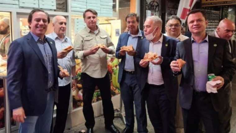 Pizza y refresco en la calle, la cena obligada de Jair Bolsonaro y su delegación en Nueva York.