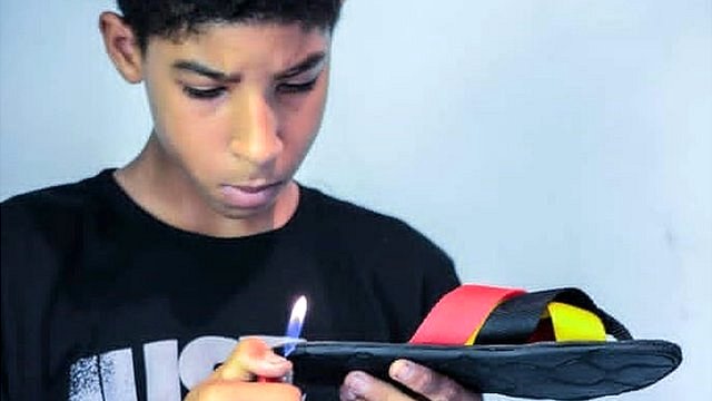 El exitoso mercado de chanclas que un niño de 14 años se inventó en Venezuela