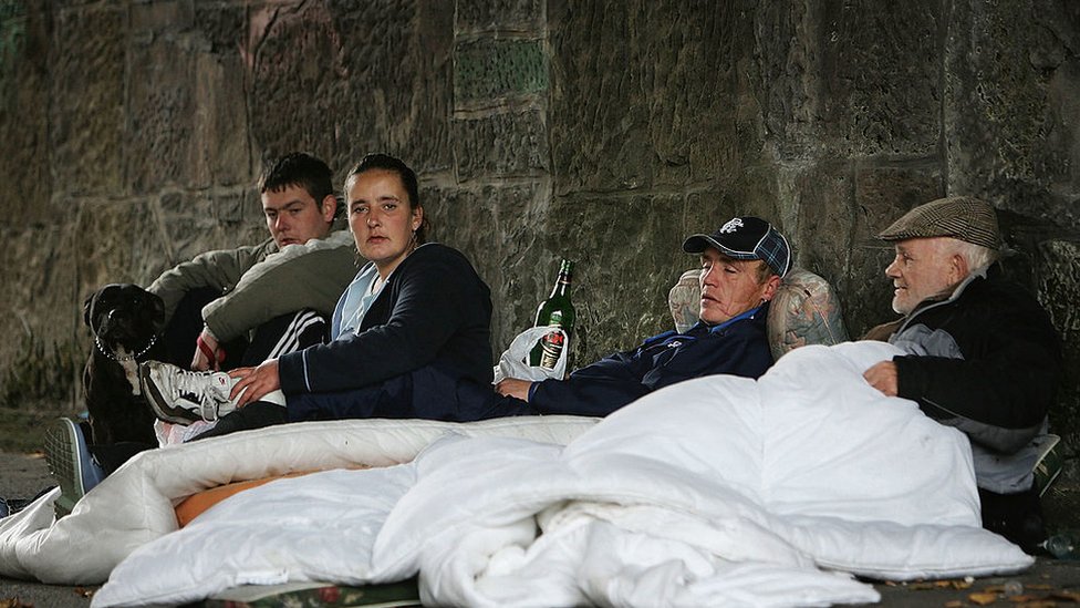 Según los expertos, la pobreza, los traumas y la desigualdad son algunos de los factores que convirtieron a Escocia en la capital europea de las muertes por sobredosis. Getty Images
