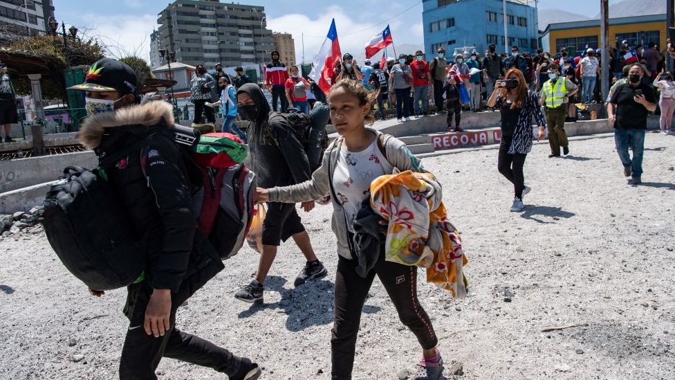 Decenas de venezolanos tuvieron que escapar de la marcha antimigrante realizada el sábado pasado en la ciudad de Iquique. Getty Images