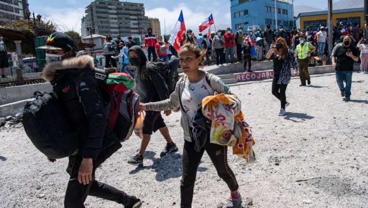Decenas de venezolanos tuvieron que escapar de la marcha antimigrante realizada el sábado pasado en la ciudad de Iquique. Getty Images