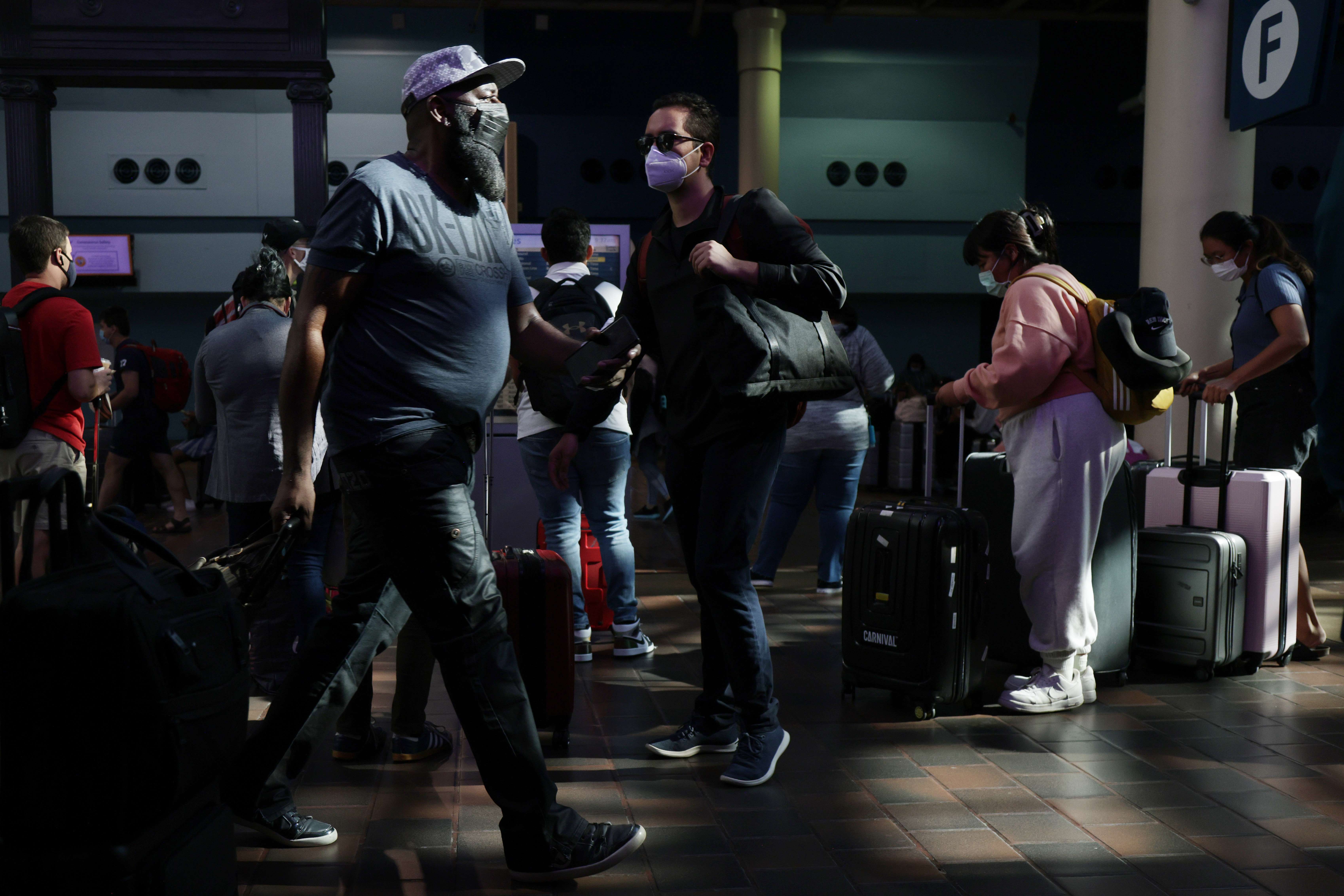 WASHINGTON, DC - SEPTEMBER 03: Passengers pass through the concourse of Union Station September 3, 2021 in Washington, DC. The director of the Centers for Disease Control and Prevention Dr. Rochelle Walensky said fully vaccinated people should mask up and seriously consider the safety risks of traveling for this Labor Day weekend due to the transmission of Delta variant of COVID-19. She also doesnt recommend unvaccinated people to travel at all. Alex Wong/Getty Images/AFP == FOR NEWSPAPERS, INTERNET, TELCOS & TELEVISION USE ONLY ==