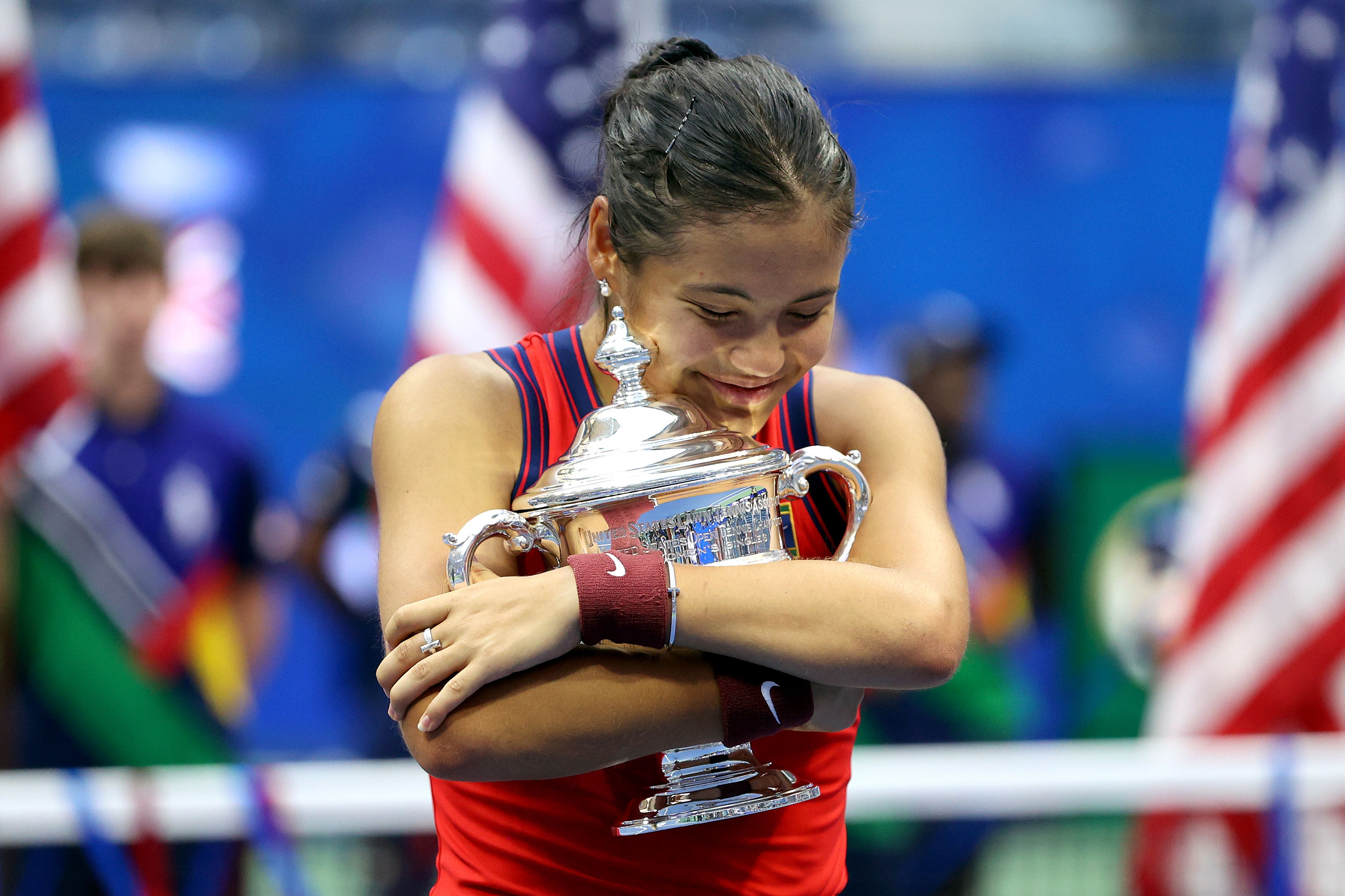 Emma Raducanu celebra con el trofeo del US Open tras vencer a Leylah Annie Fernandez de Canadá durante la final de mujeres. (Foto Prensa Libre: AFP)