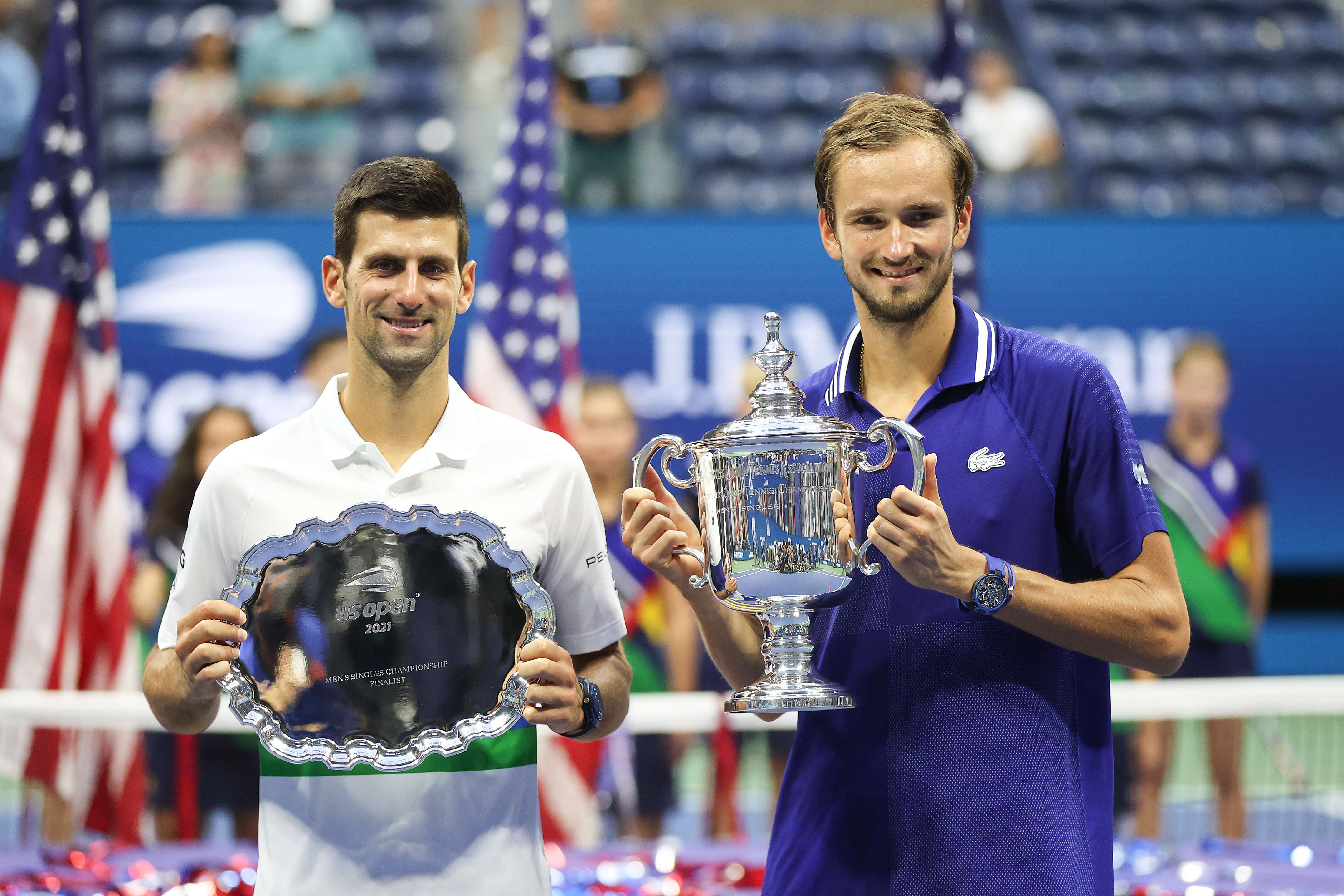 (Izq-Der) Novak Djokovic sostiene el trofeo del segundo lugar junto al campeón Daniil Medvedev después de ganar el US Open en el USTA Billie Jean King National Tennis Center. (Foto Prensa Libre: AFP)
== FOR NEWSPAPERS, INTERNET, TELCOS & TELEVISION USE ONLY ==