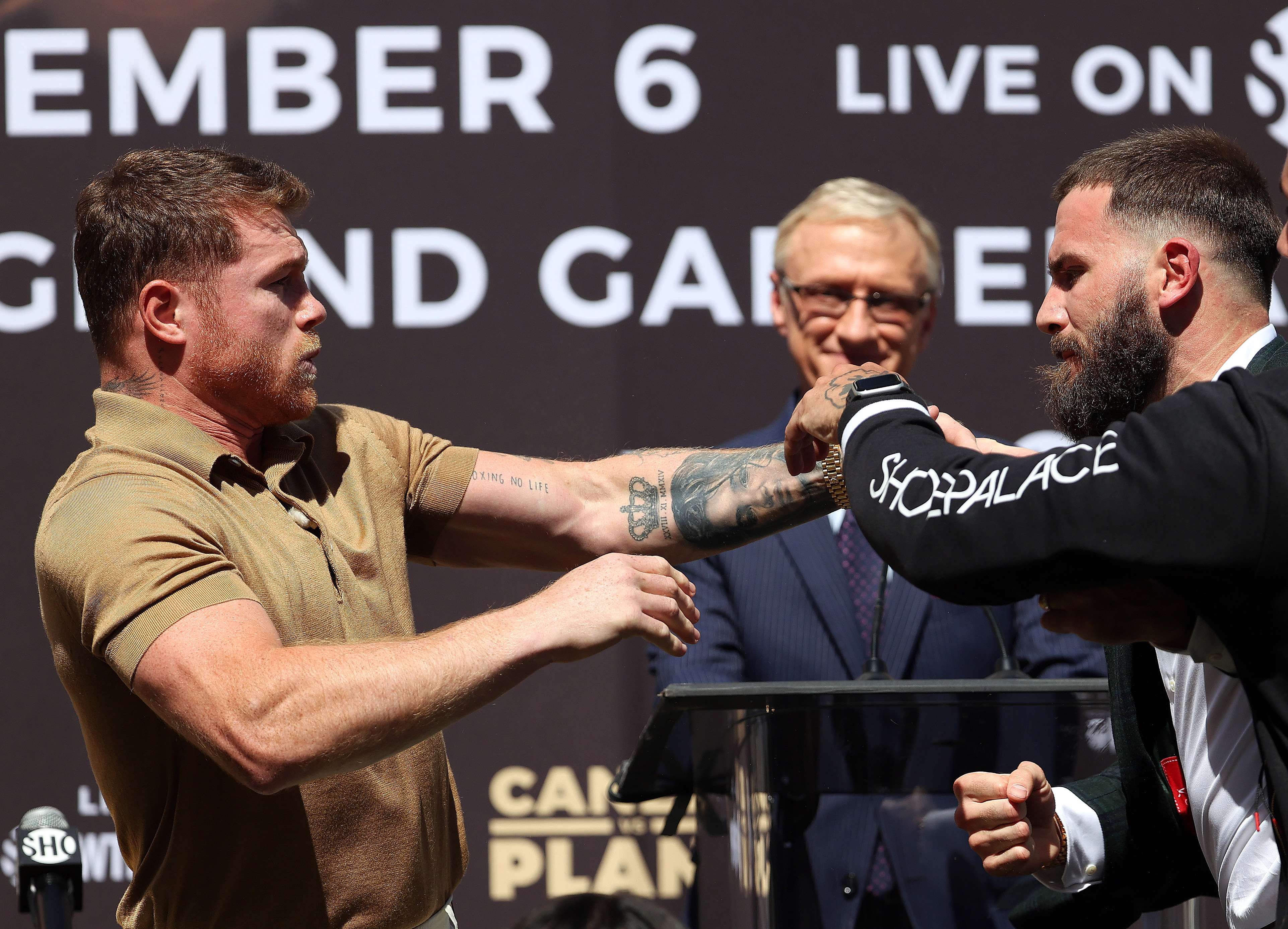 'Canelo' Álvarez y Caleb Plant, previo a su gran pelea en noviembre. (Foto Prensa Libre: AFP)