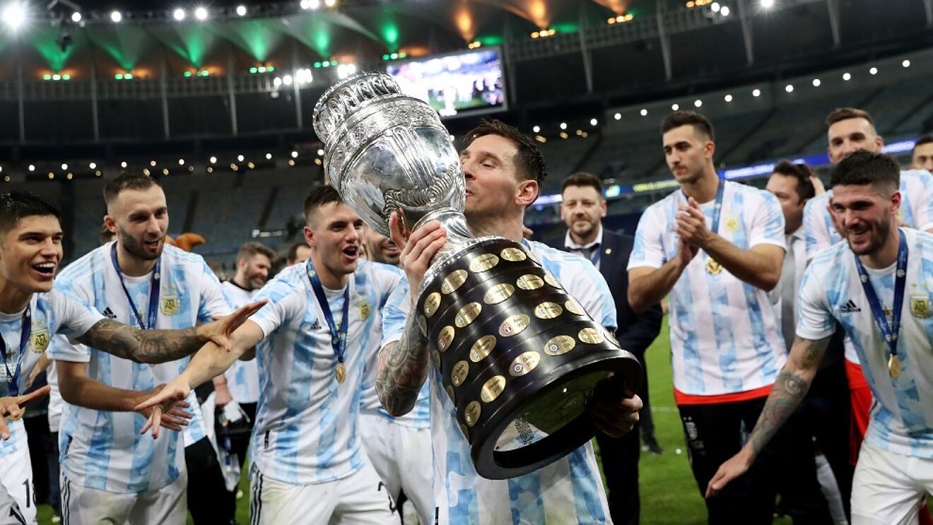 Lionel Messi festejó el título de la Copa América 2021, al vencer en la final a Brasil. (Foto Hemeroteca PL).