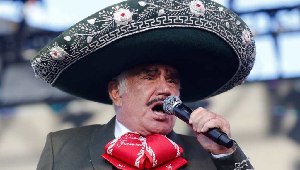 Vicente Fernández regresó a terapia intensiva debido a nuevos problemas de salud. (Foto Prensa Libre: EFE)