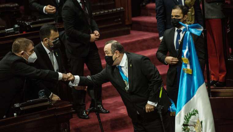 AME9320. CIUDAD DE GUATEMALA (GUATEMALA), 14/01/2021.- El presidente de Guatemala Alejandro Giammattei (c), saluda a un diputado hoy después de dar un discurso en el Congreso de Guatemala en Ciudad de Guatemala (Guatemala). El presidente de Guatemala, Alejandro Giammattei, cumplió este jueves un año al mando del país enfocado en dejar atrás la crisis que sufrió su Gobierno a finales de 2020, mientras continúa distanciado con su vicepresidente, Guillermo Castillo. EFE/Esteban Biba