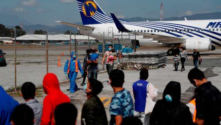 GU4001. CIUDAD DE GUATEMALA (GUATEMALA), 26/08/2021.- Un vuelo con decenas de guatemaltecos muchos menores de edad y núcleos familiares fueron deportados hoy, jueves a la Fuerza Aerea Guatemalteca provenientes de México. Cientos de guatemaltecos son deportados semanalmente desde Estados Unidos y México muchos son regresados vía aerea pero otros cientos son dejados en la frontera de El Ceibo en el departamento selvativo de Petén a más de 600 kilómetros de la Ciudad de Guatemala. EFE/Esteban Biba