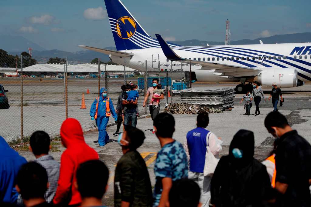 Un vuelo con decenas de guatemaltecos, muchos menores de edad y núcleos familiares llegan a la Fuerza Aerea Guatemalteca provenientes de México (Foto Prensa Libre: EFE)