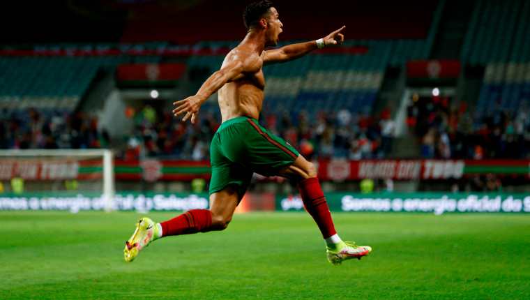 Cristiano Ronaldo festejó eufórico su doblete con Portugal. (Foto Prensa Libre: EFE)