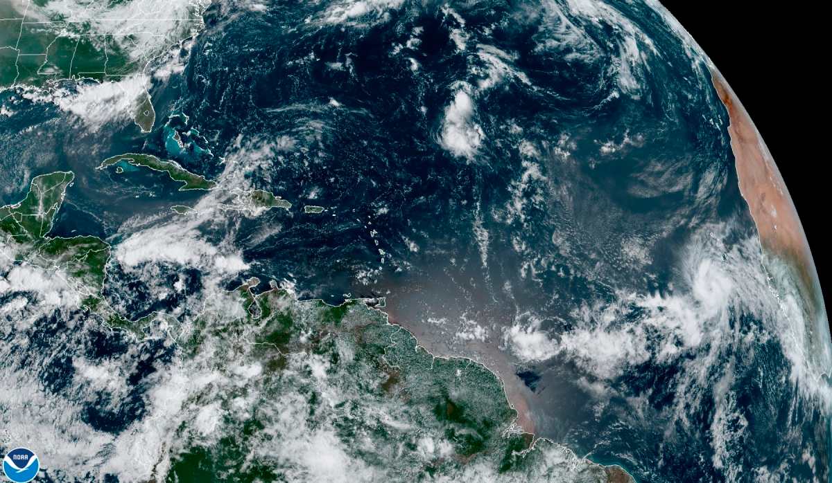 Tormenta tropical Larry se fortalece y podría convertirse en huracán esta noche