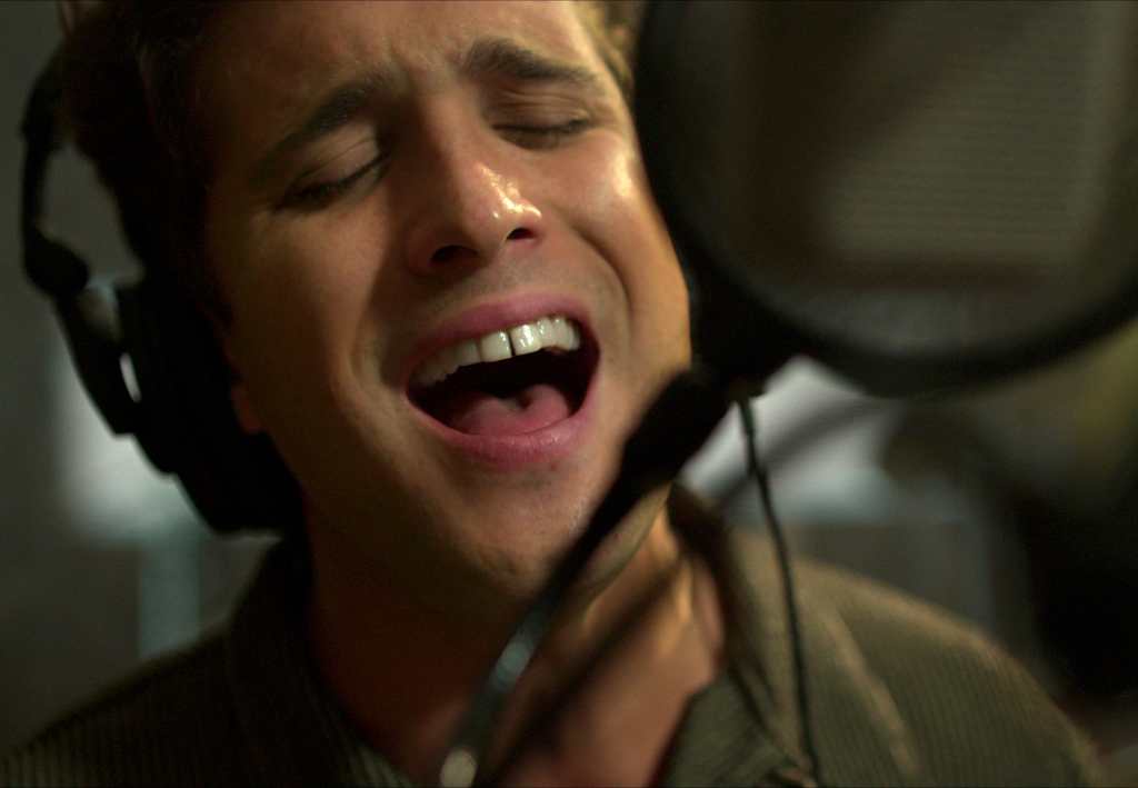 Fotografía sin fecha cedida por la plataforma Netflix donde se observa al actor Diego Boneta, durante la grabación de un episodio de "Luis Miguel la Serie". (Foto Prensa Libre: EFE)