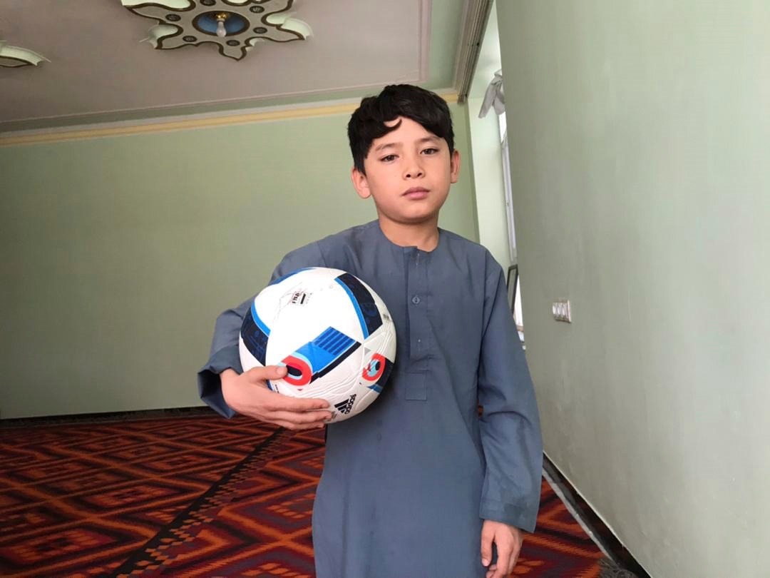 El niño afgano de la camiseta de plástico de Leo Messi teme a los talibanes . (Foto Prensa Libre: EFE)