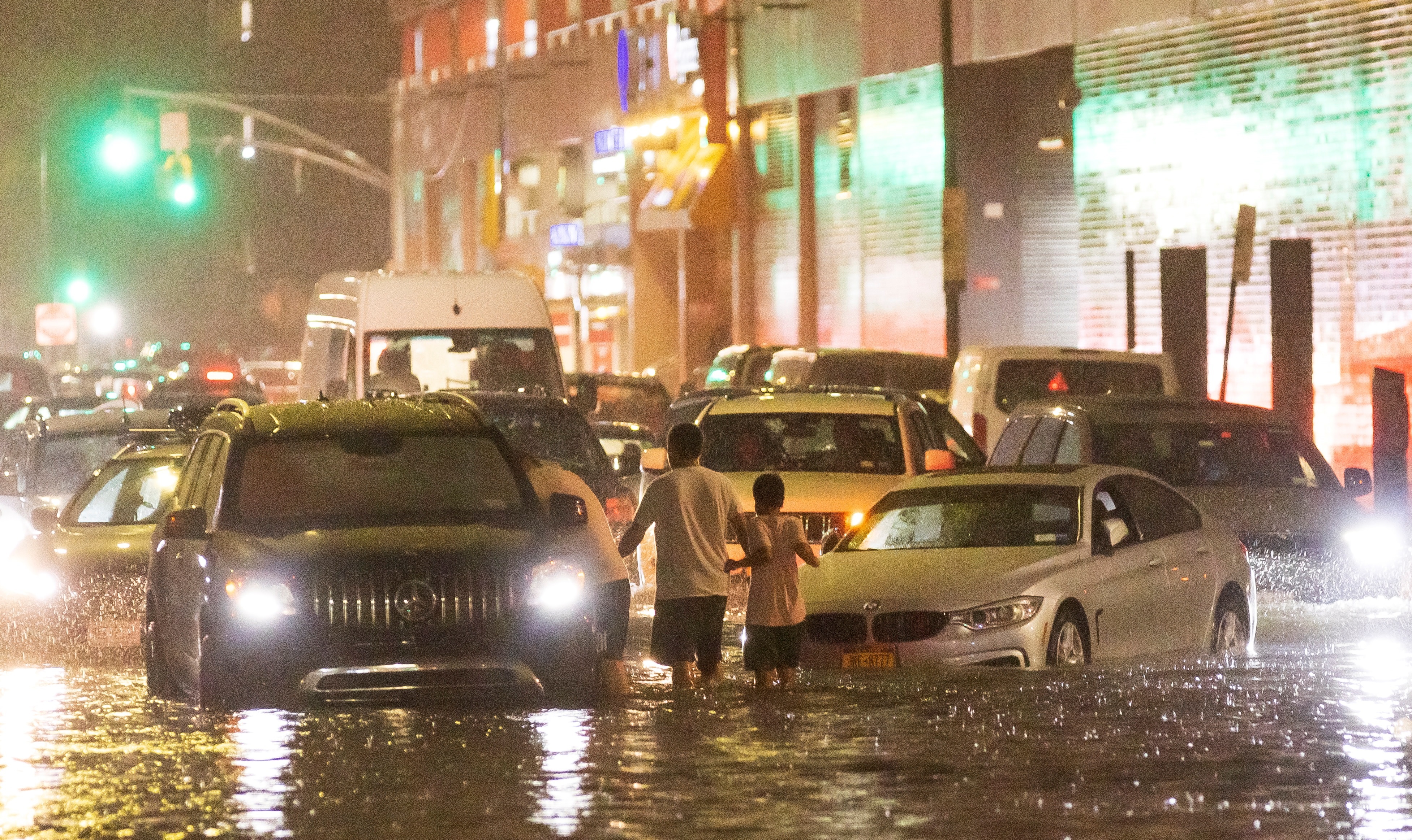 Remanentes del huracán Ida provocaron fuertes inundaciones en Nueva York. En la imagen se ve cómo el área de Queens resultó afectada. (Foto Prensa Libre: EFE)