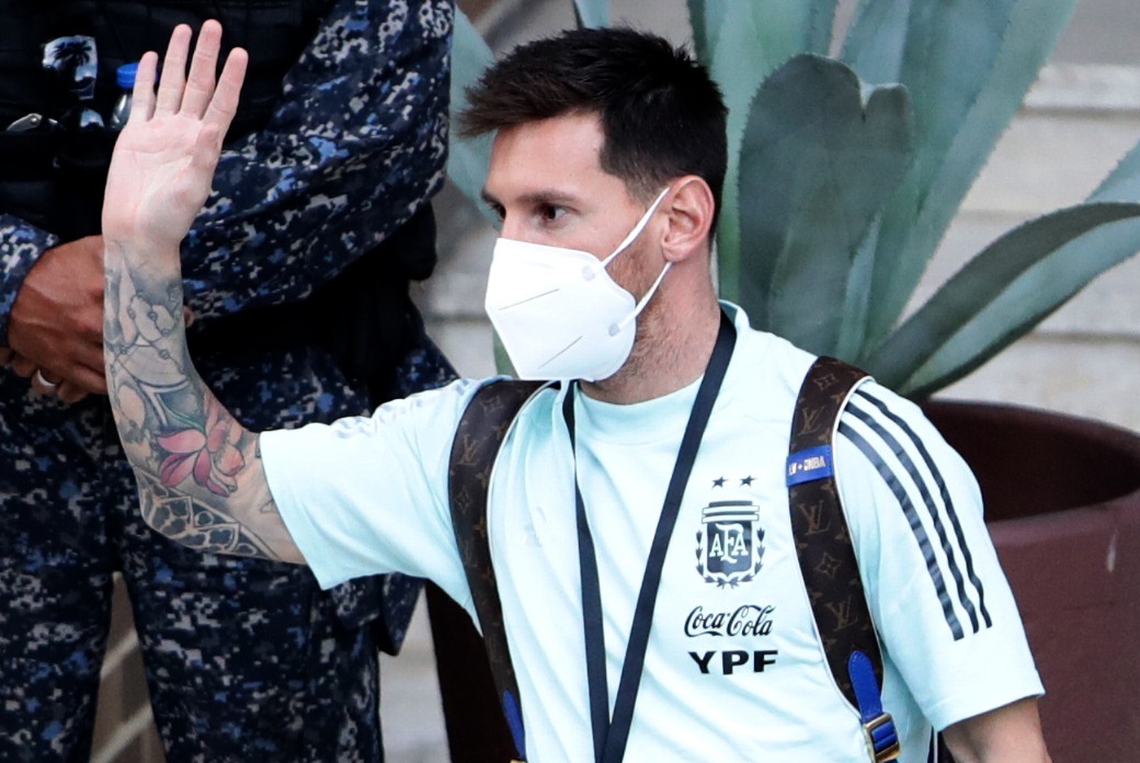 El jugador de la selección argentina Lionel Messi saluda a los aficionados mientras sale junto a sus compañeros del Hotel Marriot rumbo al Estadio Olímpico de la Universidad Central de Venezuela para el partido por las eliminatorias sudamericanas. (Foto Prensa Libe: EFE)