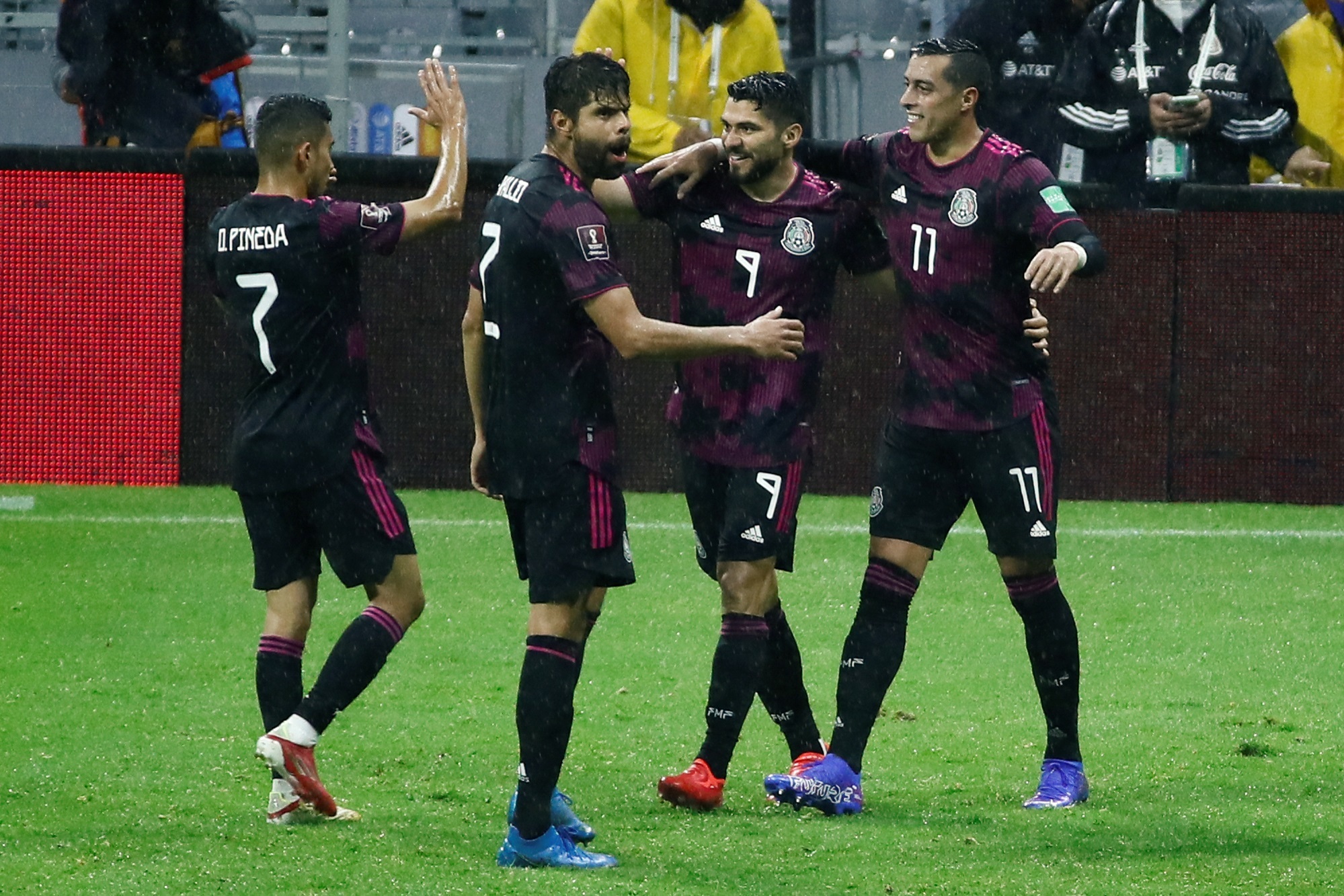 Jugadores de México celebran un gol de Henry Martin (2-d) en el partido de las eliminatorias de la Concacaf para el Mundial de Qatar 2022 entre México y Jamaica en el estadio Azteca en Ciudad de México. Foto Prensa Libre: EFE.