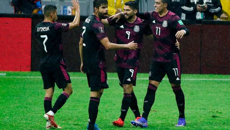 Jugadores de México celebran un gol de Henry Martin (2-d) en el partido de las eliminatorias de la Concacaf para el Mundial de Qatar 2022 entre México y Jamaica en el estadio Azteca en Ciudad de México. Foto Prensa Libre: EFE.
