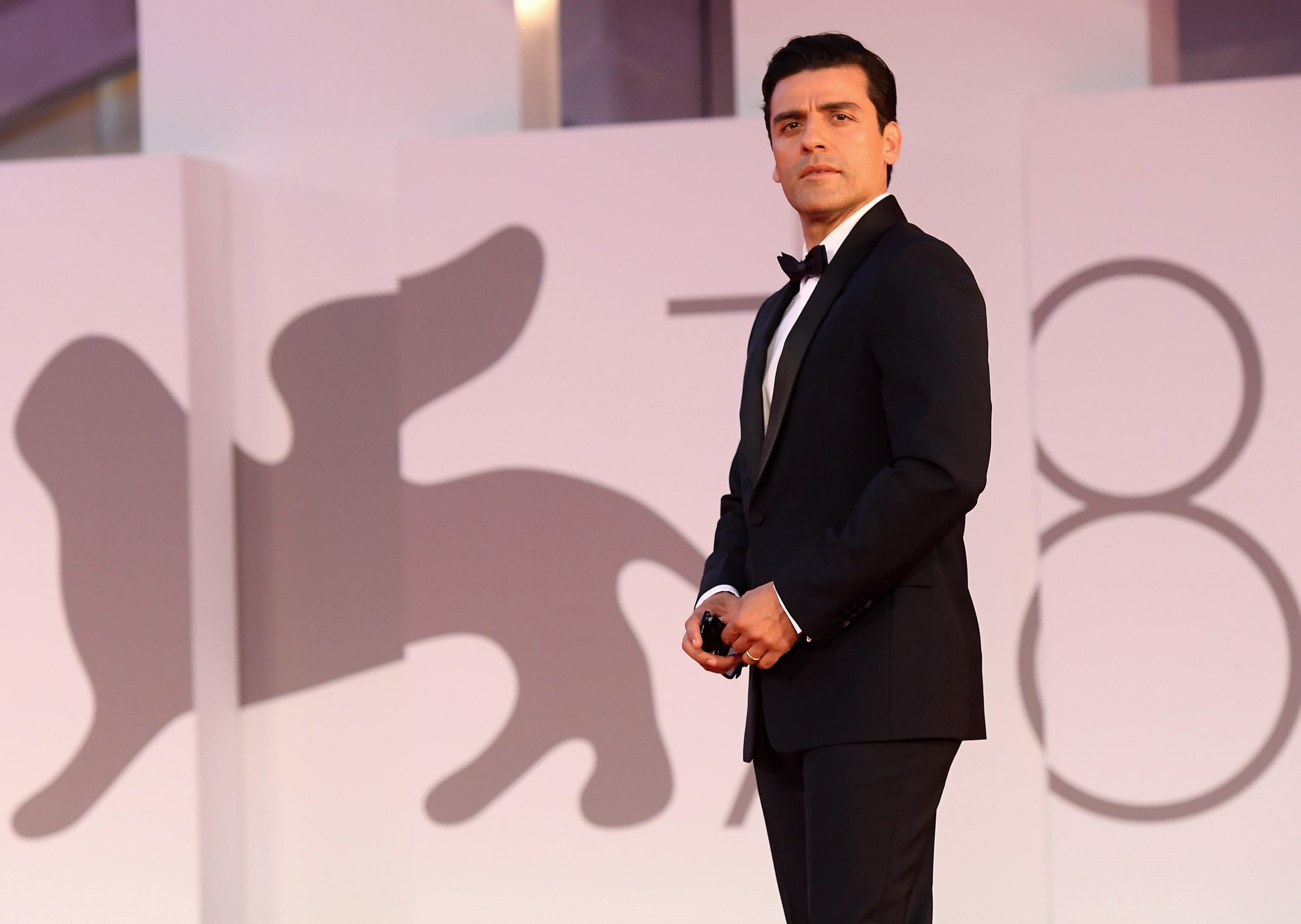Venice (Italy), 04/09/2021.- Guatemalan-US actor Oscar Isaac arrives for the premiere of 'Scenes from a Marriage' during the 78th annual Venice International Film Festival, in Venice, Italy, 04 September 2021. The movie is presented out of competition at the festival running from 01 to 11 September. (Cine, Italia, Niza, Venecia) EFE/EPA/ETTORE FERRARI