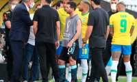 Lionel Messi (c) de Argentina escucha al entrenador de Brasil Tite en el partido de las eliminatorias sudamericanas para el Mundial de Catar 2022 entre Brasil y Argentina. (Foto Prensa Libre: EFE)