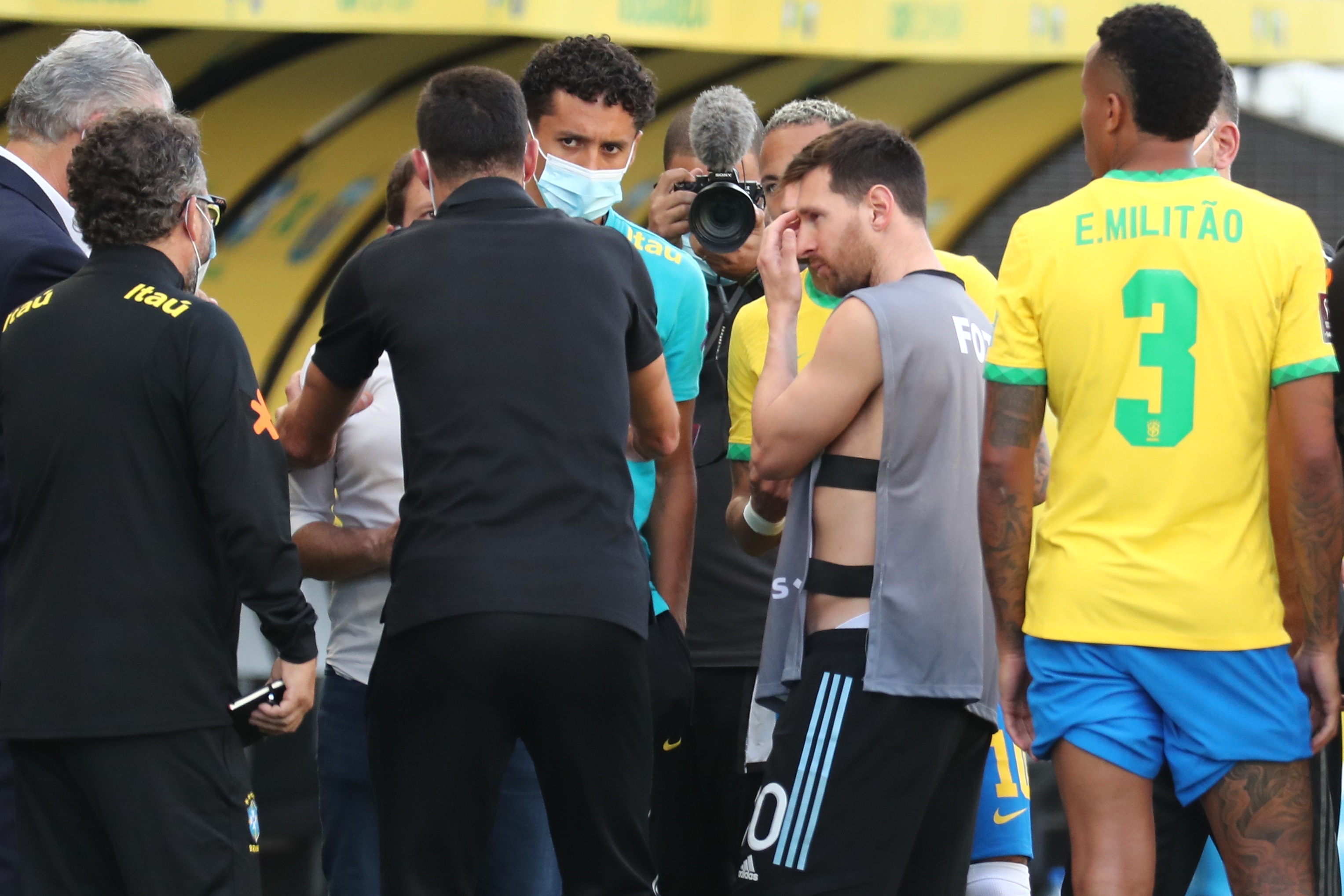 Lionel Messi de Argentina (c-d), Neymar Jr (c), Lionel Scaloni, Tite hablan con el mánager brasilero Juninho Paulista tras la suspensión de un partido de las eliminatorias sudamericanas para el Mundial de Catar 2022 por parte de funcionarios de salud brasileños. (Foto Prensa Libre: EFE)