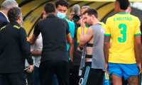 Lionel Messi de Argentina (c-d), Neymar Jr (c), Lionel Scaloni, Tite hablan con el mánager brasilero Juninho Paulista tras la suspensión de un partido de las eliminatorias sudamericanas para el Mundial de Catar 2022 por parte de funcionarios de salud brasileños. (Foto Prensa Libre: EFE)