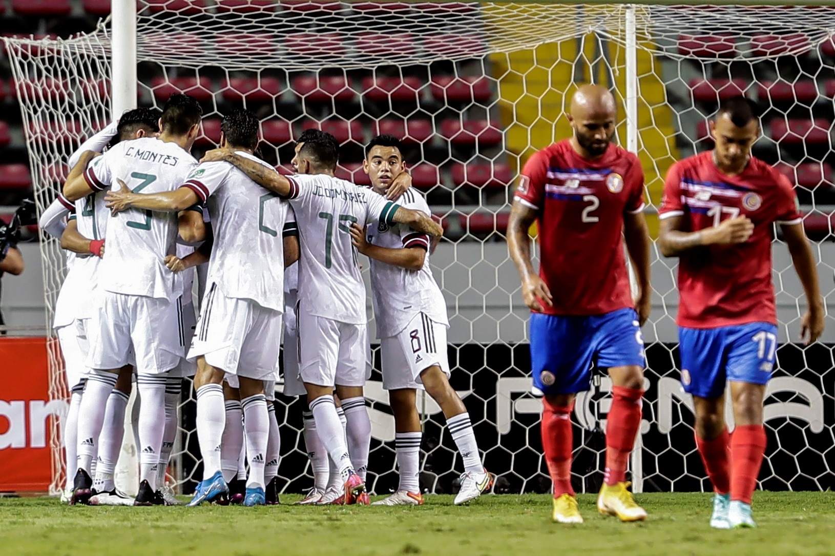 Los Jugadores de México celebran un gol de Orbelín Pineda en el partido de las eliminatorias de la Concacaf para el Mundial de Catar 2022 entre Costa Rica y México. (Foto Prensa Libre: EFE)