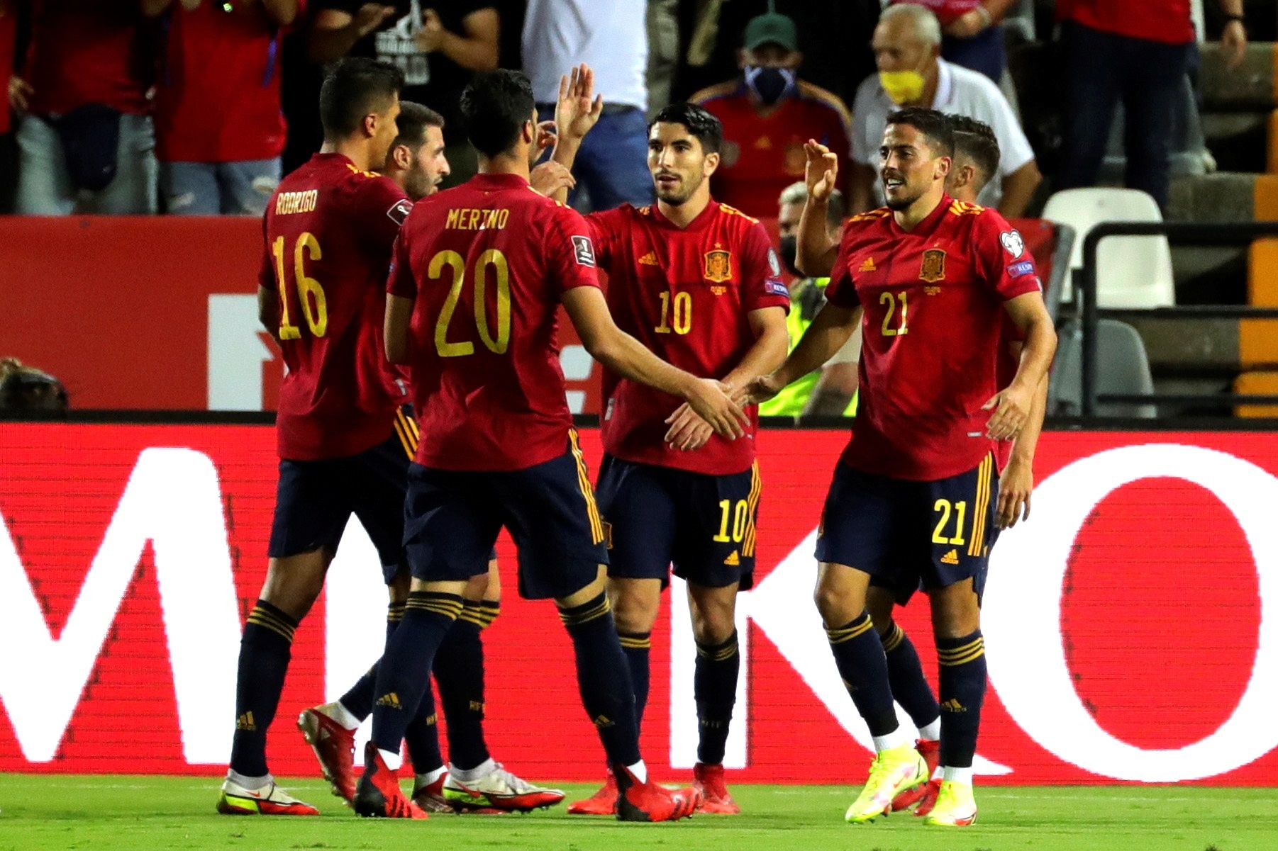 Los jugadores de la selección española de fútbol celebran el cuarto gol ante Georgia, durante el partido clasificatorio del Mundial Catar 2022 que disputaron este domingo en el estadio Nuevo Vivero, en Badajoz. (Foto Prensa Libre: EFE)