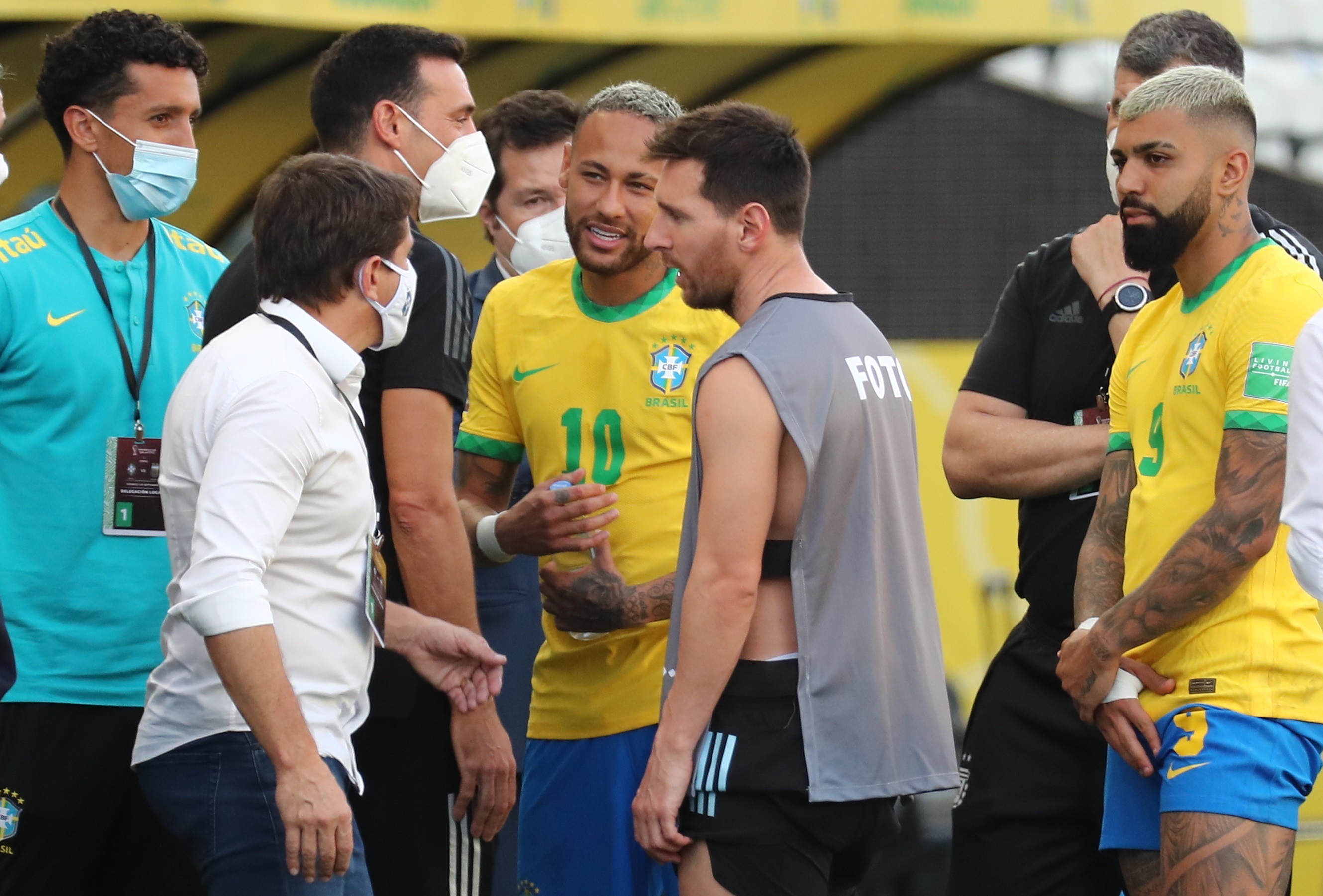 Neymar (c) de Brasil habla con Lionel Messi de Argentina durante el partido de las eliminatorias sudamericanas para el Mundial de Qatar 2022 entre Brasil y Argentina en el estadio Arena de Sao Paulo en Sao Paulo (Brasil). Foto Prensa Libre: EFE.