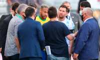 Neymar (c-i) de Brasil y Lionel Messi (c-d) de Argentina hablan con funcionarios de salud brasileños en un partido de las eliminatorias sudamericanas para el Mundial de Qatar 2022. (Foto Prensa Libre: EFE)
