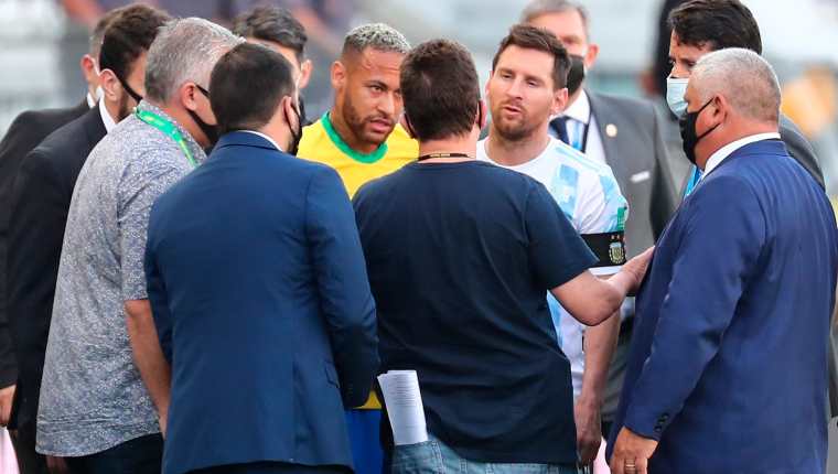 Neymar (c-i) de Brasil y Lionel Messi (c-d) de Argentina hablan con funcionarios de salud brasileños en un partido de las eliminatorias sudamericanas para el Mundial de Catar 2022. (Foto Prensa Libre: EFE)