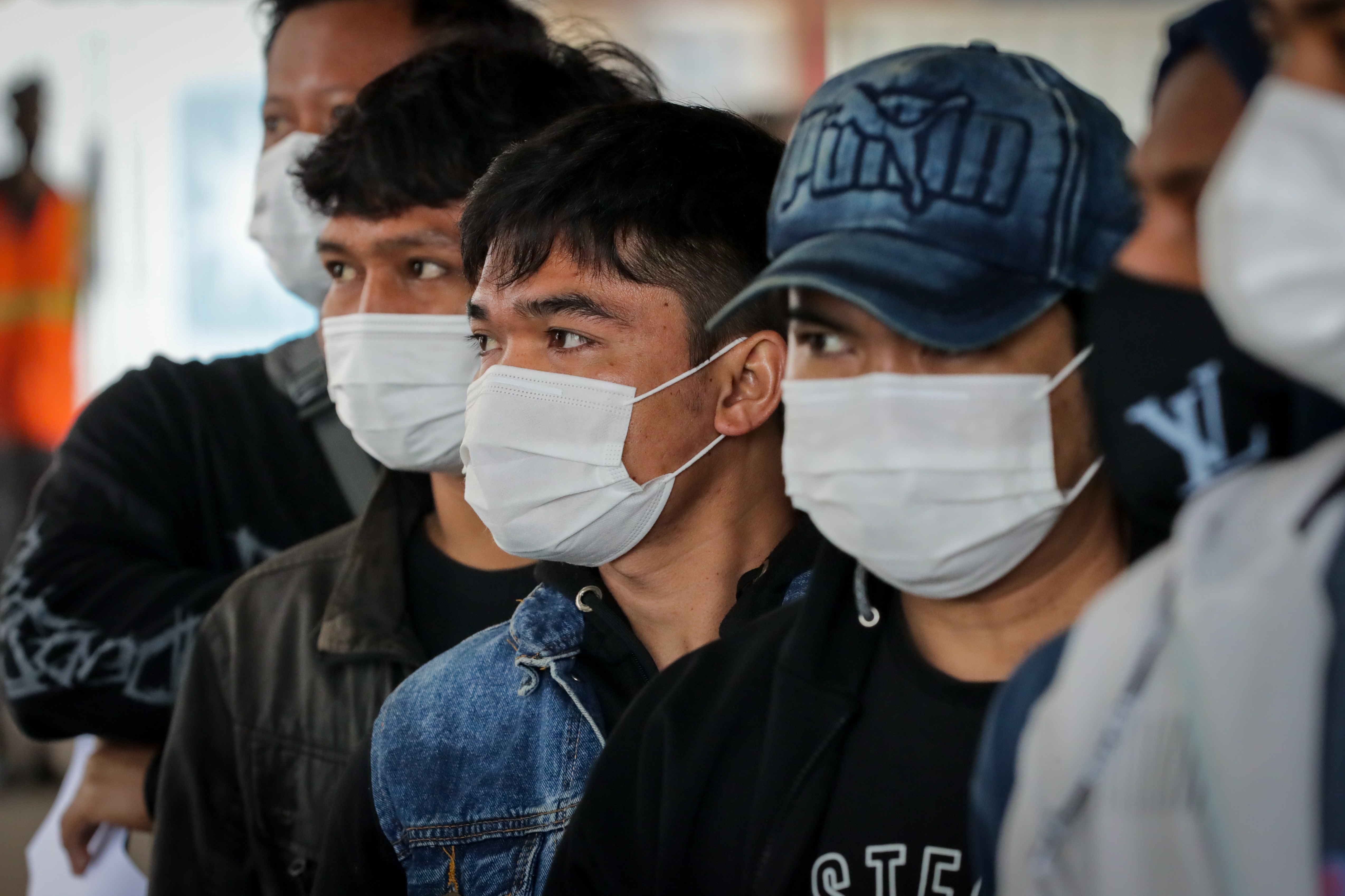 AME2940. MONTEVIDEO (URUGUAY), 07/09/2021.- Ciudadanos indonesios hacen fila hoy para recibir la vacuna contra la covid-19, en Montevideo (Uruguay). Las autoridades sanitarias de Uruguay llevaron a cabo en el Puerto de Montevideo una jornada de vacunación en la que se inoculó contra el coronavirus SARS-CoV-2 a 246 tripulantes de barcos pesqueros extranjeros que están atracados en la principal terminal portuaria del país. EFE/Raúl Martínez