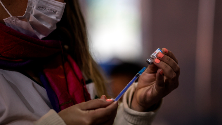 AME2706. BUENOS AIRES (ARGENTINA), 07/09/2021.- Una persona se vacuna contra la covid-19 en un vacunatorio de Tecnópolis el 2 de septiembre de 2021 en Buenos Aires. Argentina recibe 200.000 vacunas contra la covid-19 del laboratorio chino Cansino, con las que inoculará a sectores más vulnerables de la población como personas en situación de calle, inmigrantes y refugiados, en un momento en el que la mitad de los ciudadanos de más de 18 años ya ha completado su esquema de vacunación. EFE/Juan Ignacio Roncoroni