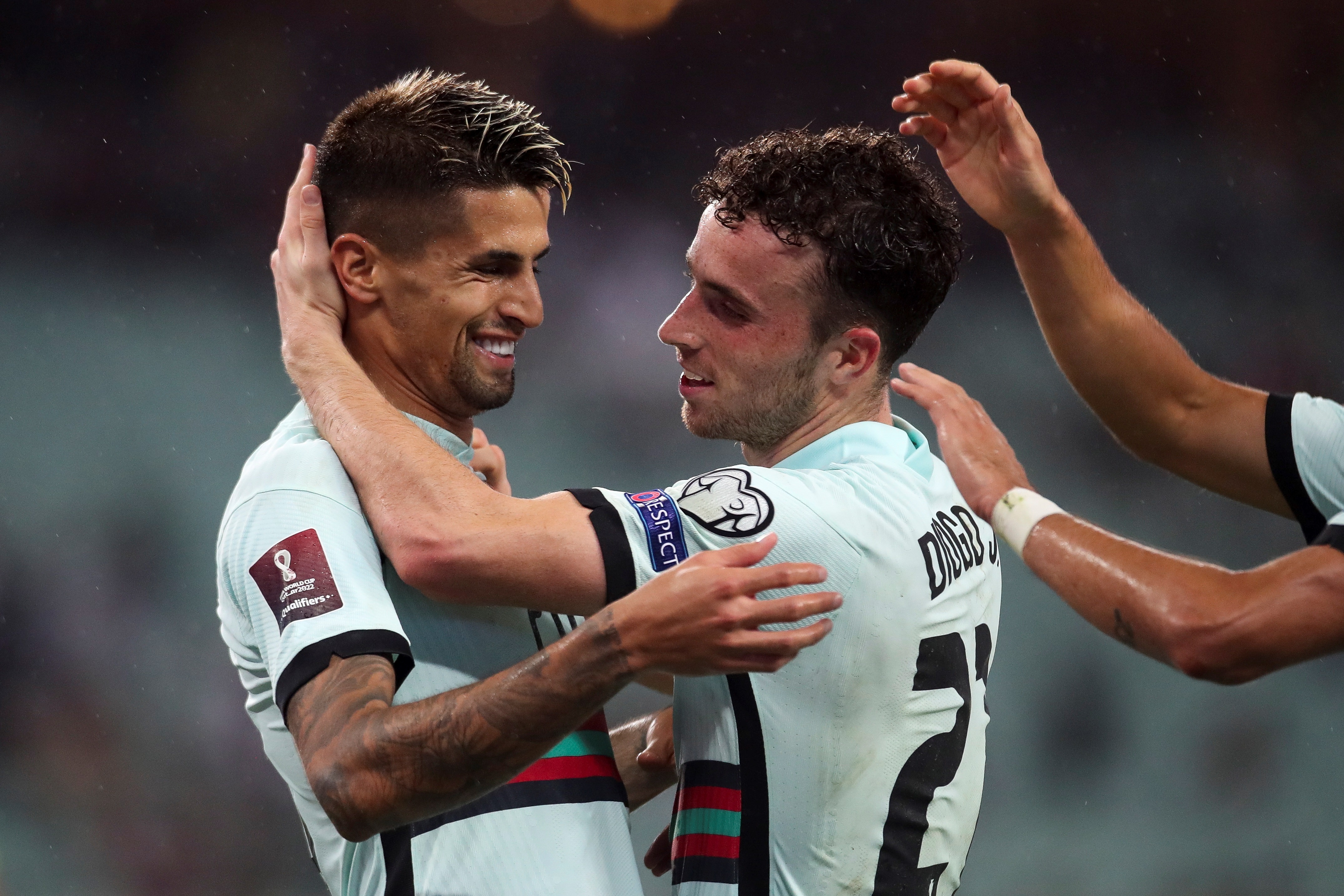 Diogo Jota (D) celebra con sus compañeros uno de los goles ante Azerbaiyán en las eliminatorias para el Mundial de Futbol de Qatar 2022. Foto Prensa Libre: EFE. 