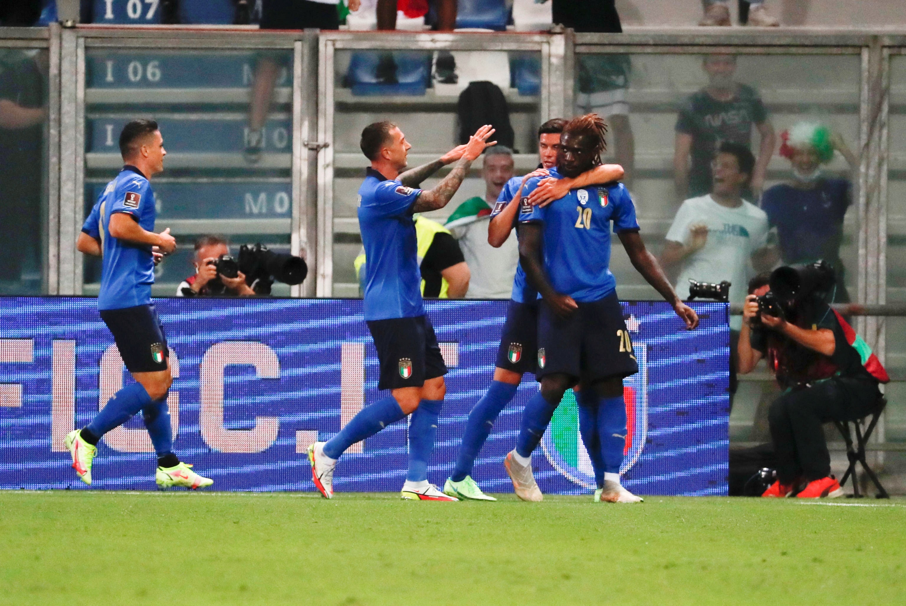 Los compañeros de Moise Kean en la Selección de Italia celebran uno de los dos goles que le anotó a Lituania. Al final ganaron 5-0. Foto Prensa Libre: EFE.