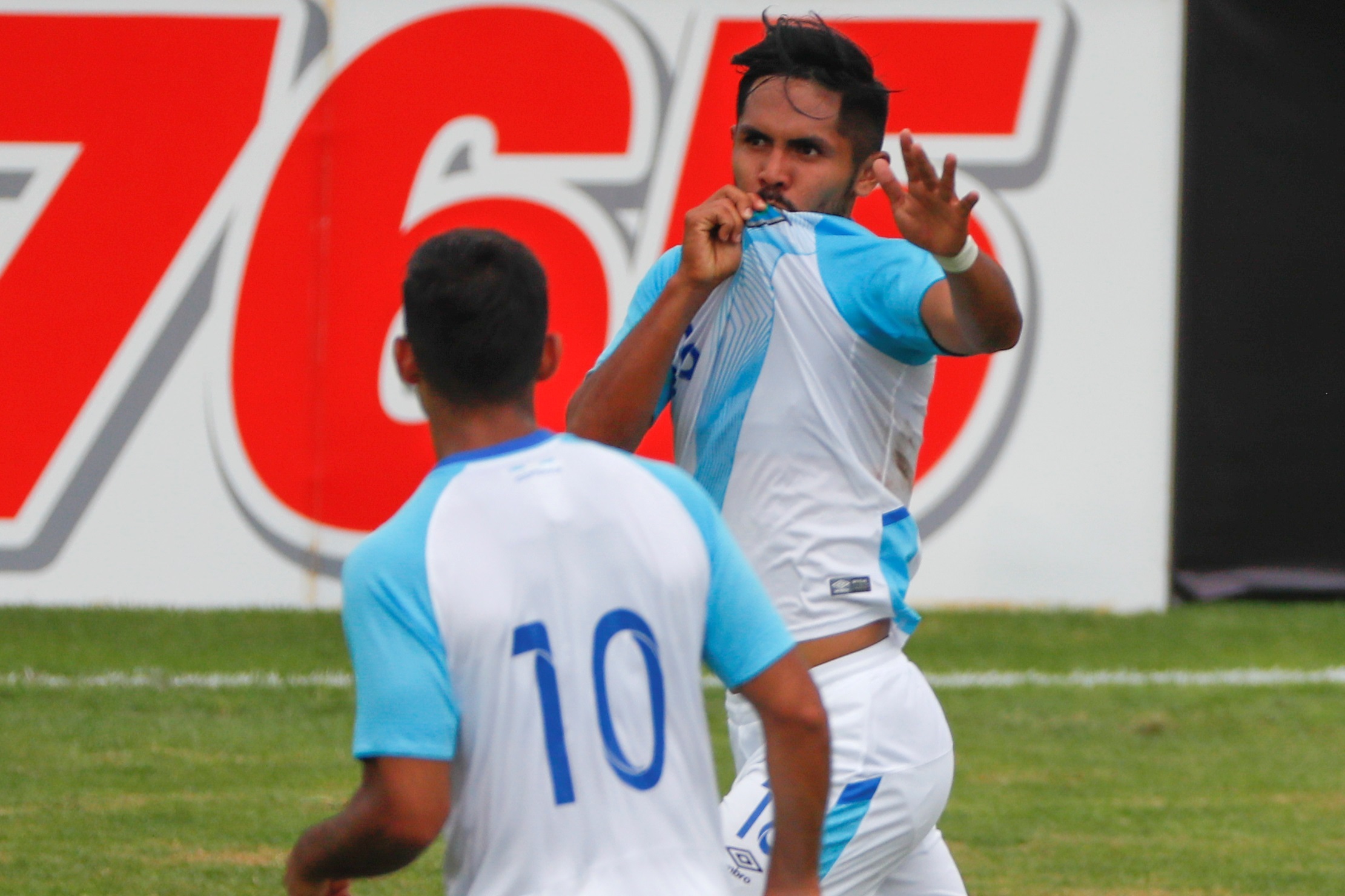 AMDEP9522. ANTIGUA (GUATEMALA), 08/09/2021.- José Morales (d) de Guatemala celebra un gol hoy, en un partido amistoso entre las selecciones de Guatemala y Nicaragua en el estadio Pensativo en Antigua (Guatemala). EFE/Esteban Biba