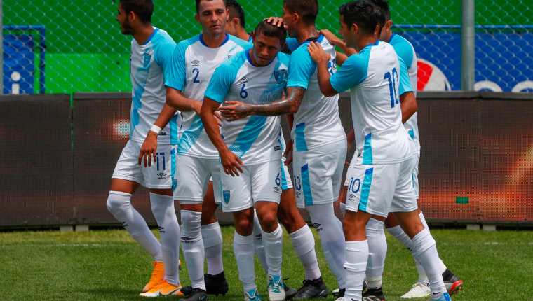Jugadores de Guatemala celebran el gol de Carlos Mejía durante el amistoso ante Nicaragua en el estadio Pensativo en Antigua Guatemala. Al final terminaron 2-2. Ahora la Bicolor enfrentará a El Salvador en Estados Unidos. Foto Prensa Libre: EFE.