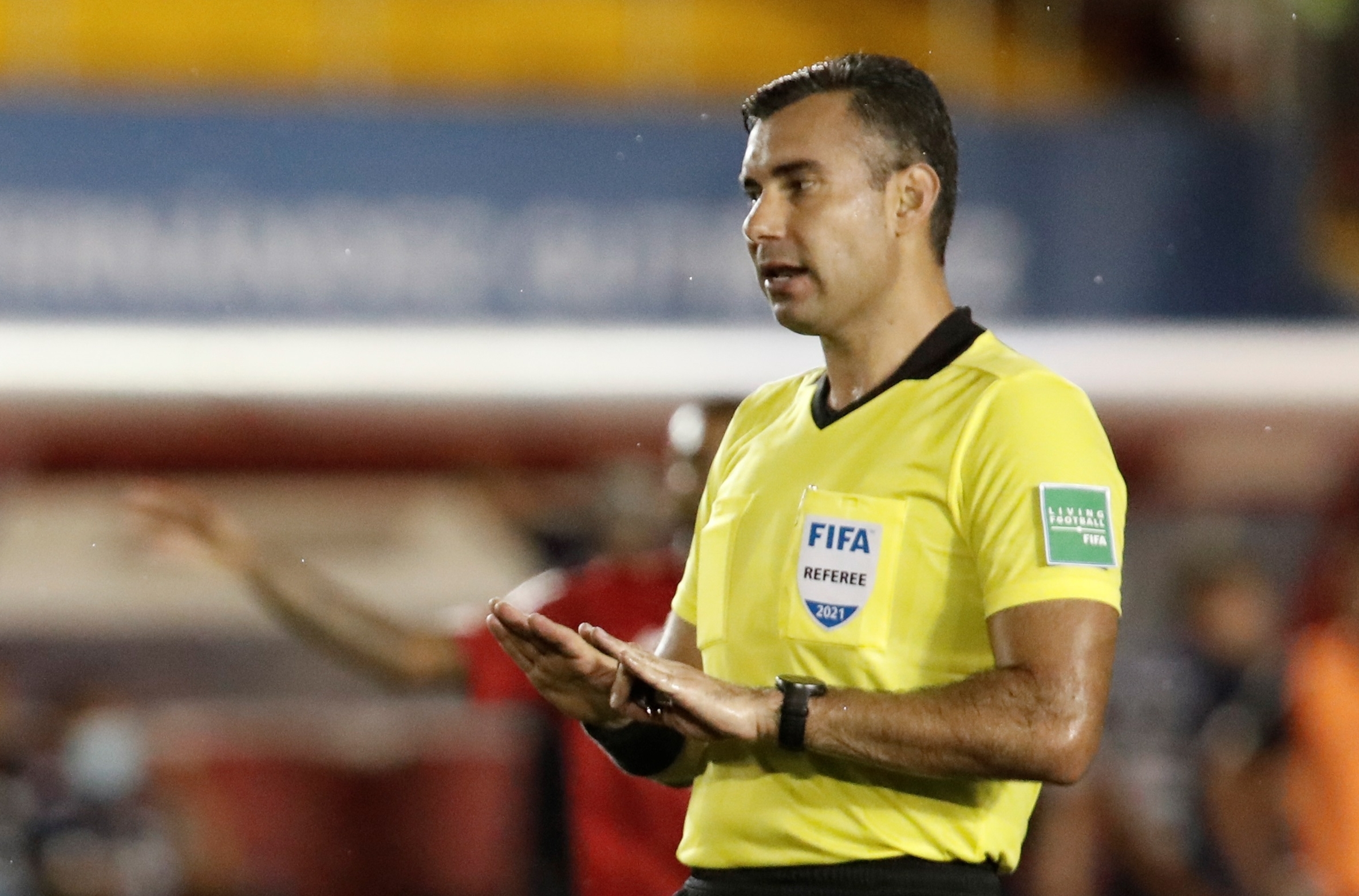 Algunos analistas mexicanos criticaron la actuación del árbitro guatemalteco Mario Escobar en el partido Canadá - México. Foto Prensa Libre: EFE.