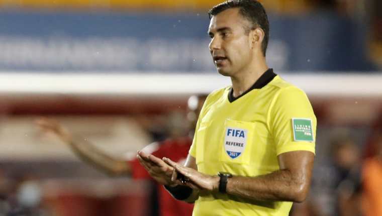 Algunos analistas mexicanos criticaron la actuación del árbitro guatemalteco Mario Escobar en el partido Canadá - México. Foto Prensa Libre: EFE.