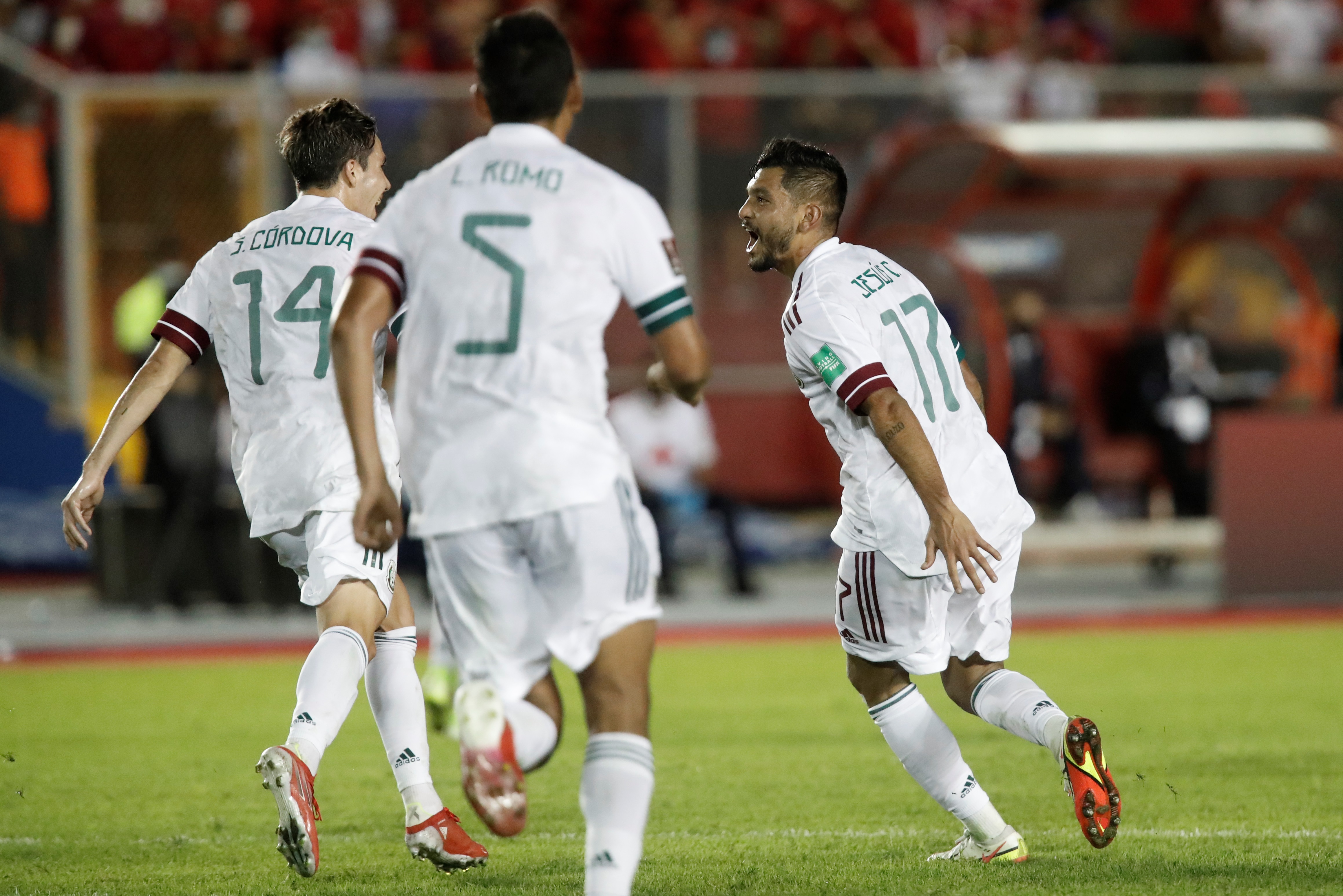 Jesús Corona (d) de México celebra su gol frente a Panamá. (Foto Prensa Libre: EFE)