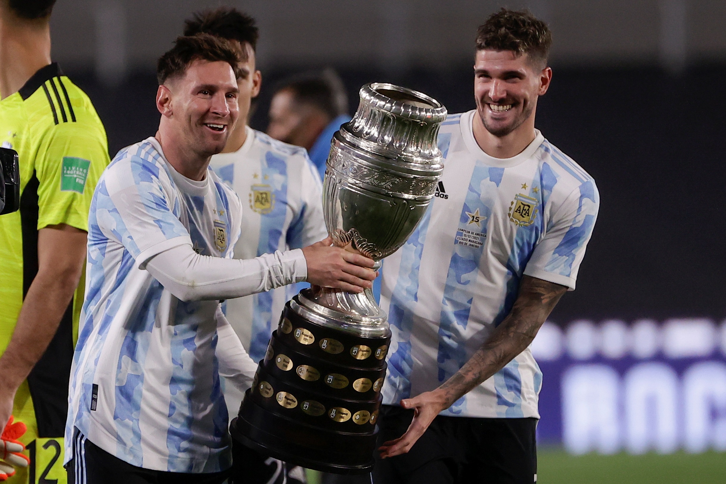 Lionel Messi (i) de Argentina sostiene el trofeo de campeón de la Copa América en una celebración al final de un partido por las eliminatorias sudamericanas al Mundial de Qatar 2022 contra Bolivia, en el estadio Monumental de Núñez en Buenos Aires. Foto Prensa Libre: EFE.